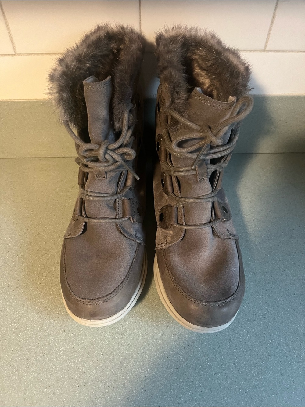 Sorel gray Joan Explorer Women's  Lace-Up Faux Fur Collar Boots Sz 8.5